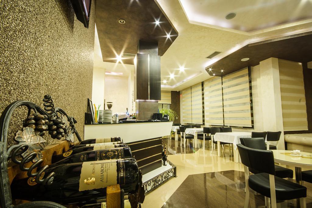 Hotel Oasis Podgorica Buitenkant foto