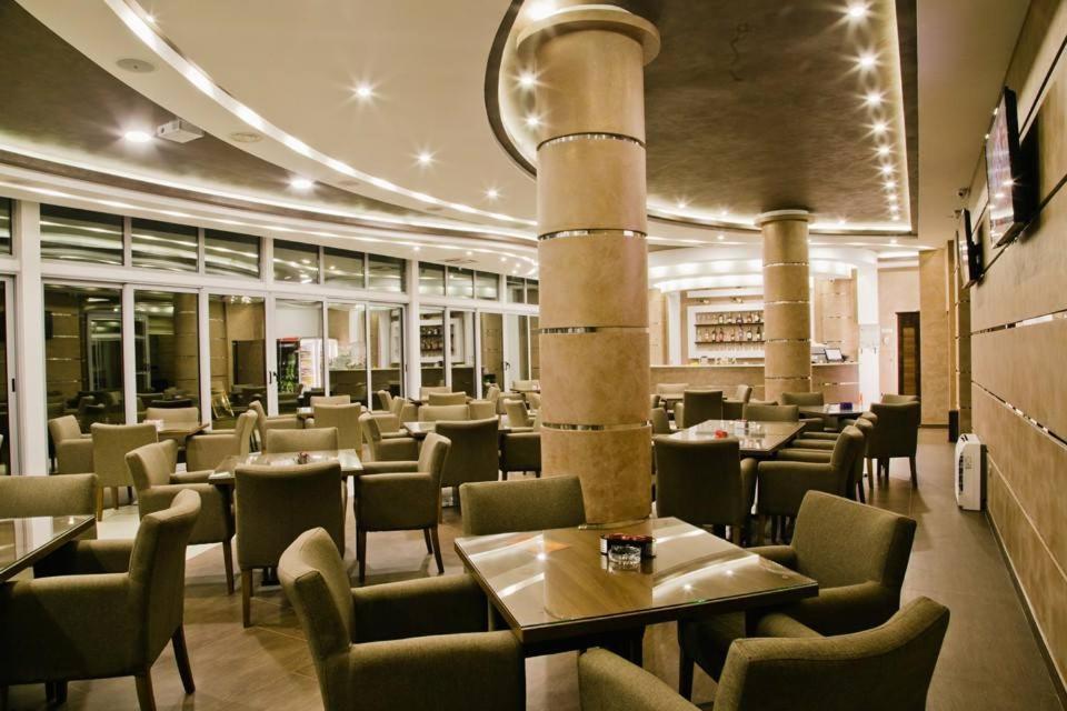 Hotel Oasis Podgorica Buitenkant foto