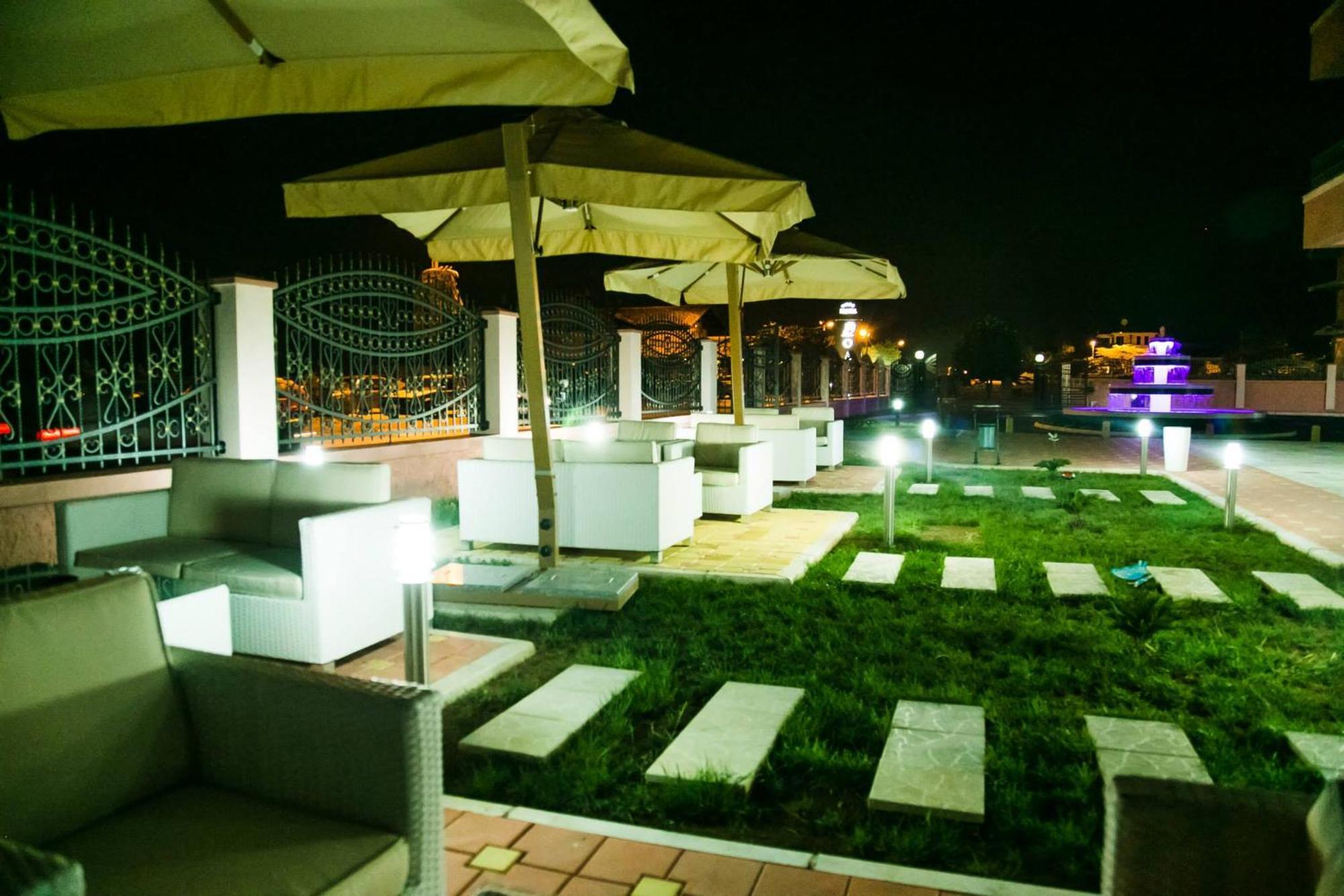 Hotel Oasis Podgorica Buitenkant foto