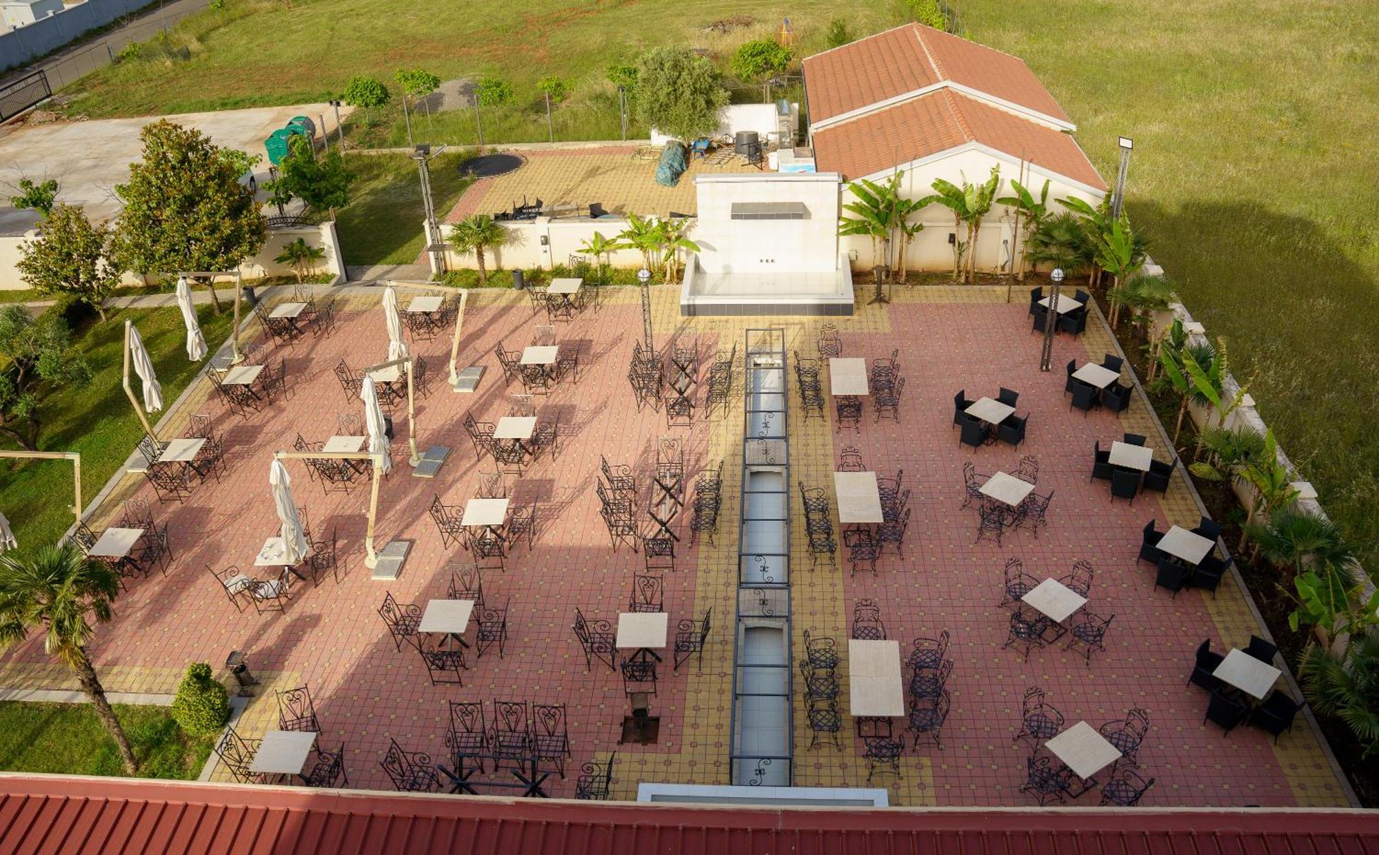 Hotel Oasis Podgorica Buitenkant foto
